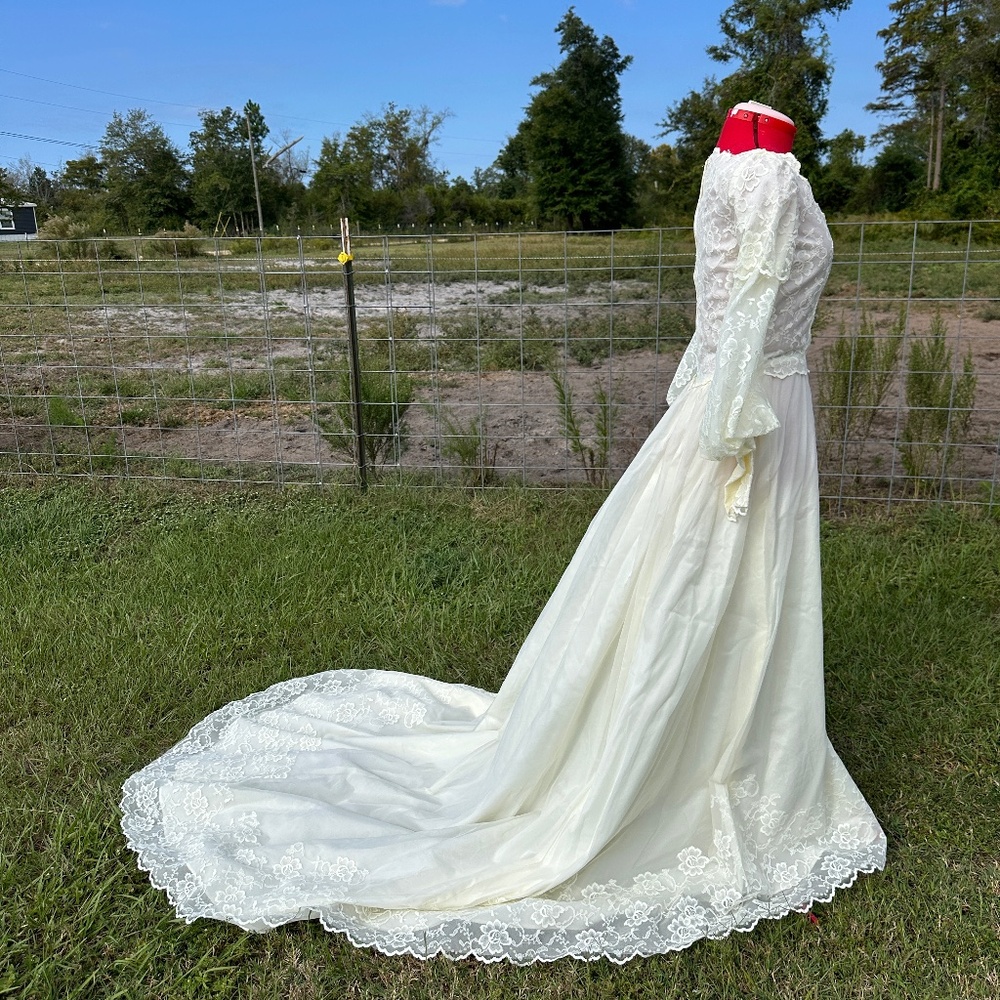 VINTAGE 1970s Butter Cream Long Sleeve Floral Lace Wedding Dress w/ Train & Hat